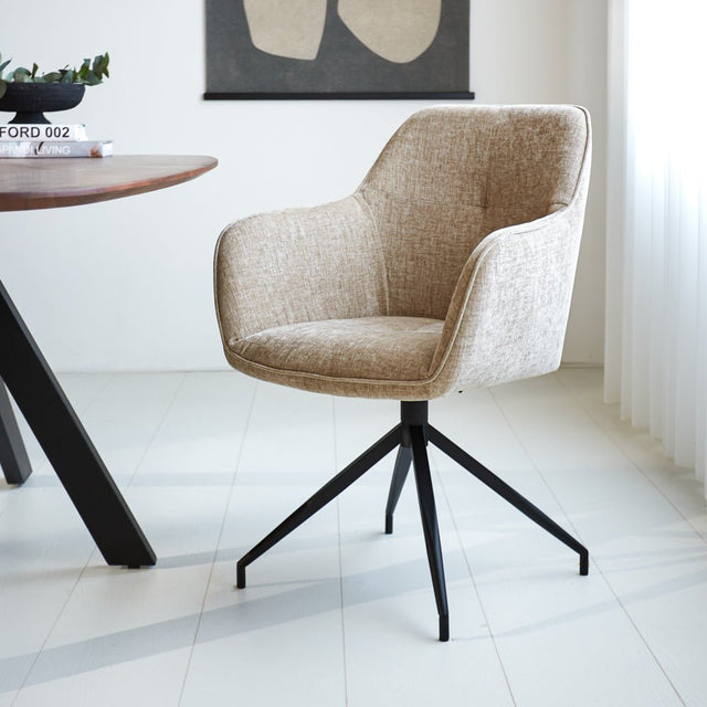 Sedia per sala da pranzo Camiel Dimehouse Beige LxPxA 62x61x54 Tessuto Foto atmosferica vista frontale diagonale