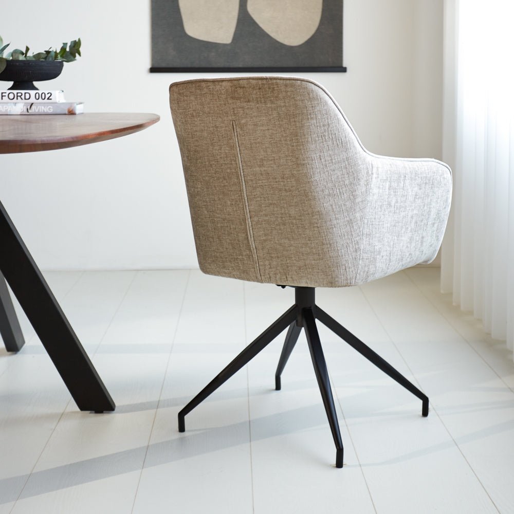 Sedia per sala da pranzo Camiel Dimehouse Grigio LxPxH 62x61x54 Tessuto Foto atmosferica diagonale vista posteriore