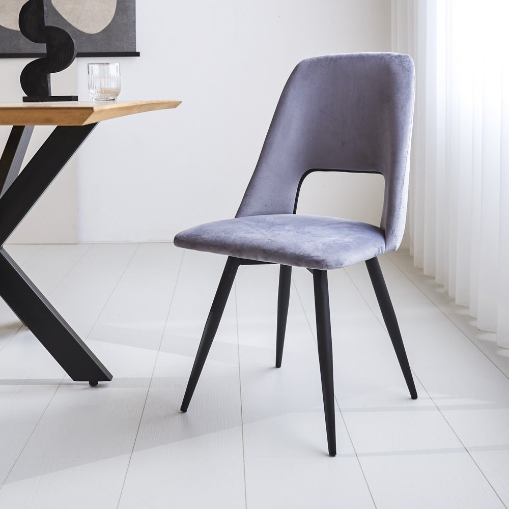 Sedia per sala da pranzo Mila Dimehouse Grigio LxPxH 66x57x49 Tessuto Foto atmosferica vista diagonale frontale