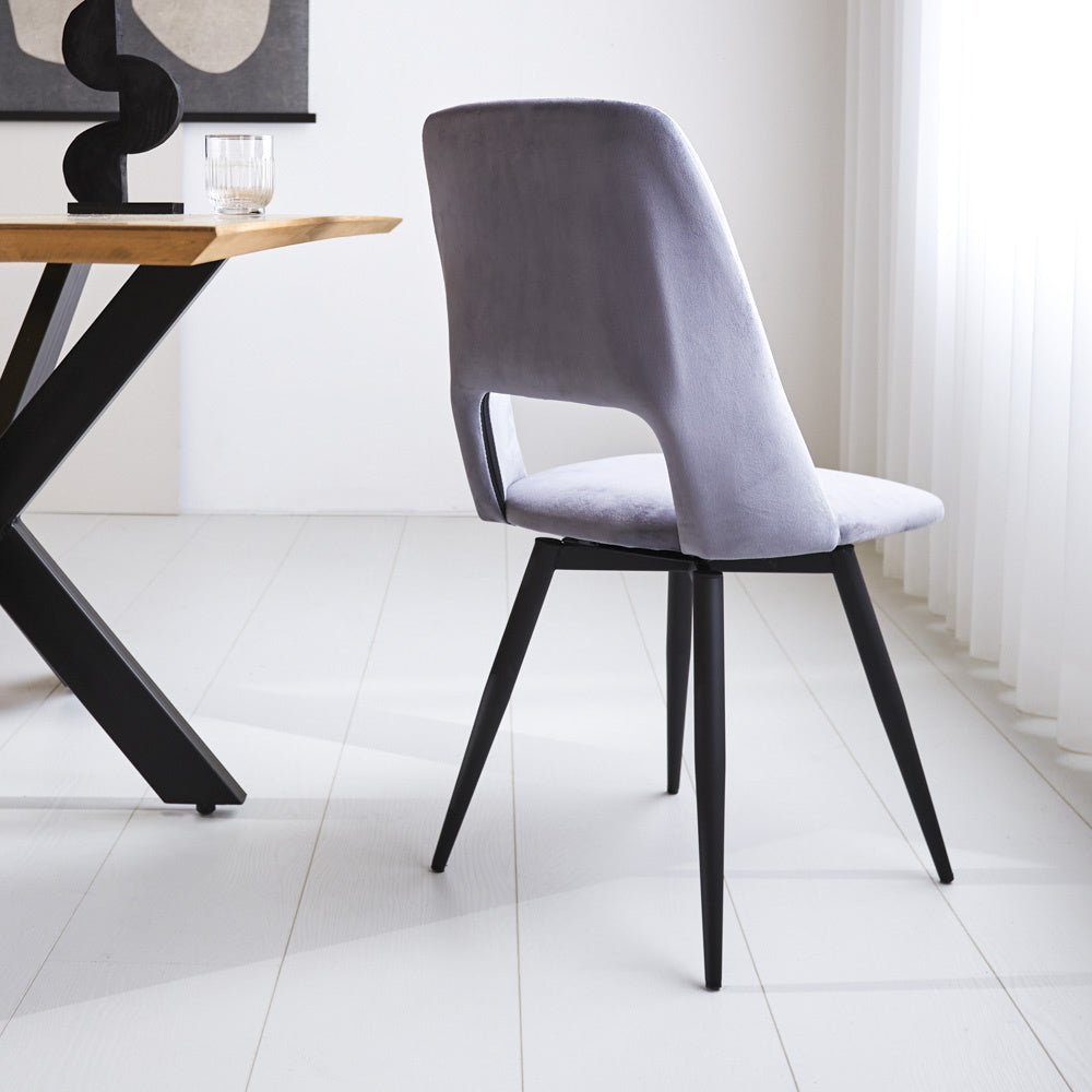 Sedia per sala da pranzo Mila Dimehouse Grigio LxPxH 66x57x49 Tessuto Foto atmosferica diagonale vista posteriore