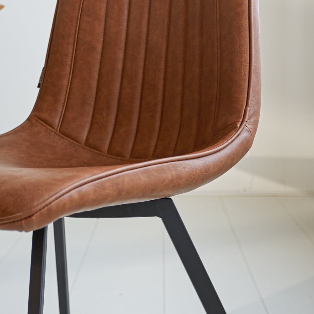 Sedia per sala da pranzo Jimmy Ecopelle Dimehouse Cognac LxPxH 75x57x51 Ecopelle Dettaglio fotografico atmosferico