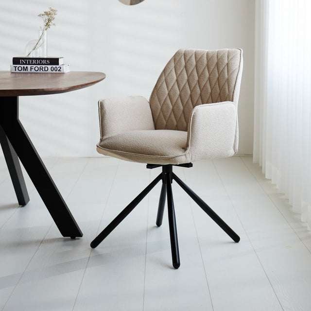 Sedia per sala da pranzo Novan bouclé Dimehouse Beige LxPxA 67x59x57 Tessuto Foto atmosferica vista frontale diagonale