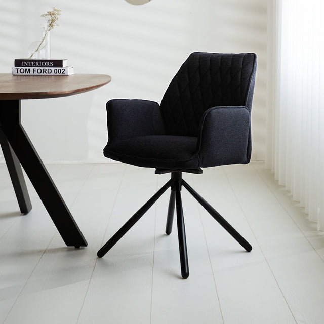 Sedia per sala da pranzo Novan bouclé Dimehouse Nero LxPxA 67x59x57 Tessuto Foto atmosferica vista frontale diagonale