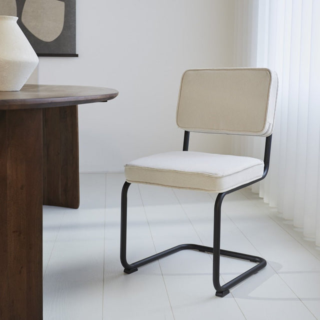 Sedia per sala da pranzo Remo in tessuto cannettato Dimehouse Beige LxWxH 56x55x52 Tessuto a coste Foto atmosferica vista frontale diagonale
