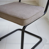 Sedia per sala da pranzo Remo in tessuto cannettato Dimehouse Grigio LxWxH 56x55x52 Tessuto a coste Dettaglio fotografico atmosferico