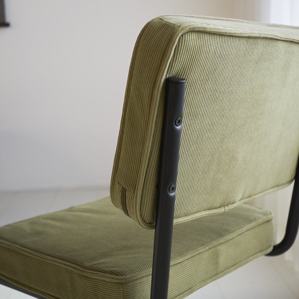 Sedia per sala da pranzo Remo in tessuto cannettato Dimehouse Verde LxPxH 56x55x52 Tessuto a coste Dettaglio fotografico atmosferico