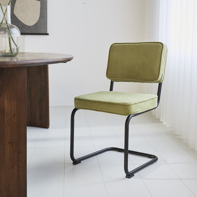 Sedia per sala da pranzo Remo in tessuto cannettato Dimehouse Verde LxWxH 56x55x52 Tessuto a coste Foto atmosferica vista frontale diagonale