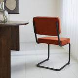 Sedia per sala da pranzo Remo in tessuto cannettato Dimehouse Ruggine LxPxH 56x55x52 Tessuto a coste Foto atmosferica vista diagonale dal retro