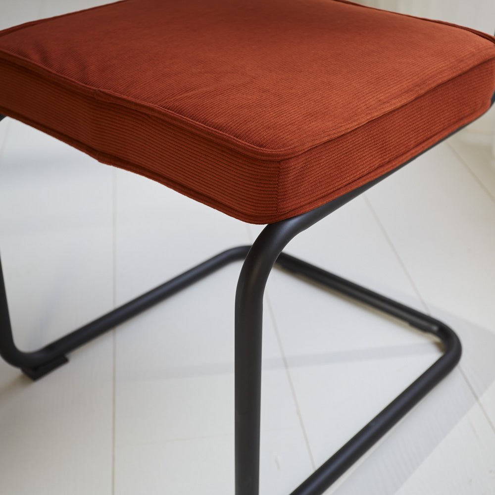 Sedia per sala da pranzo Remo in tessuto cannettato Dimehouse Ruggine LxPxH 56x55x52 Tessuto a coste Dettaglio fotografico atmosferico