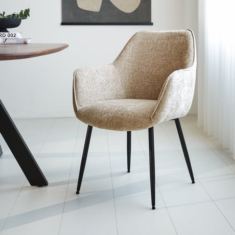 Sedia per sala da pranzo Sev Dimehouse Beige LxPxH 68x62x61 Tessuto Foto atmosferica vista frontale diagonale