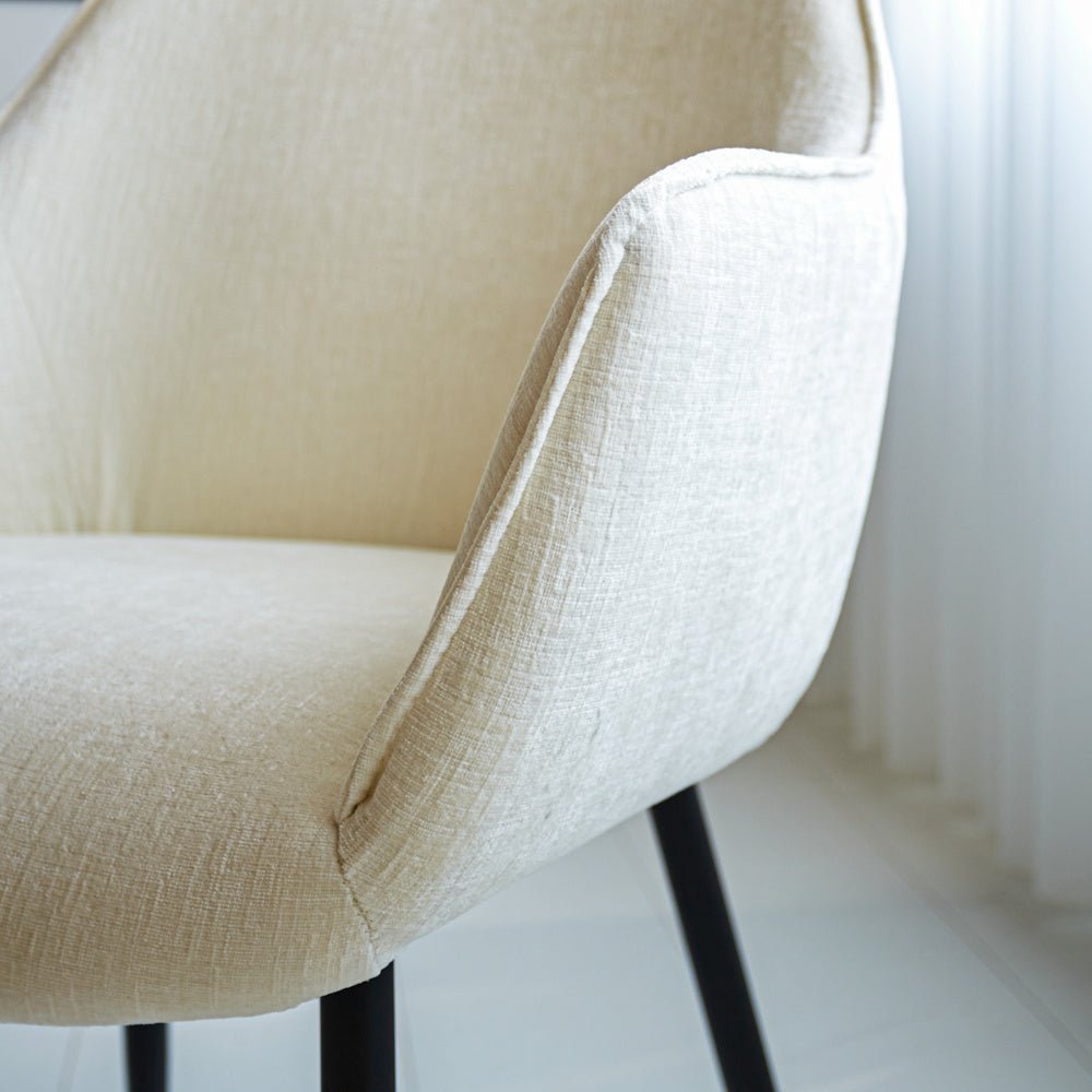 Sedia per sala da pranzo Sev Dimehouse Tessuto bianco LxPxH 68x62x61 Dettaglio fotografico atmosferico