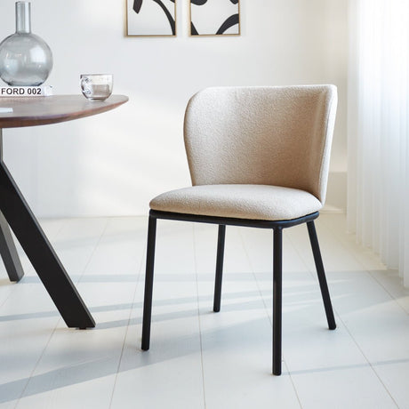 Sedia per sala da pranzo Tess Dimehouse Beige LxWxH 65x62x56 Tessuto Foto atmosferica vista frontale diagonale