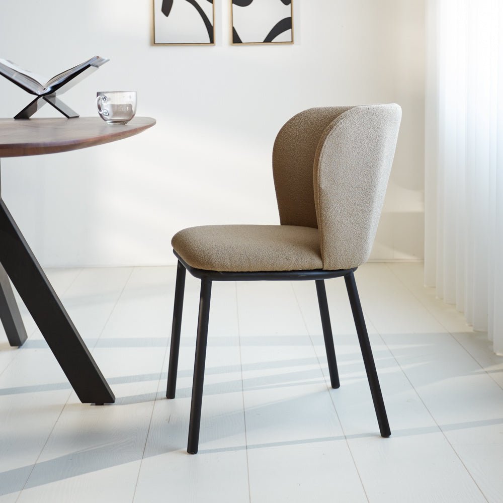 Sedia per sala da pranzo Tess Dimehouse Taupe LxWxH 65x62x56 Tessuto Foto atmosferica vista laterale