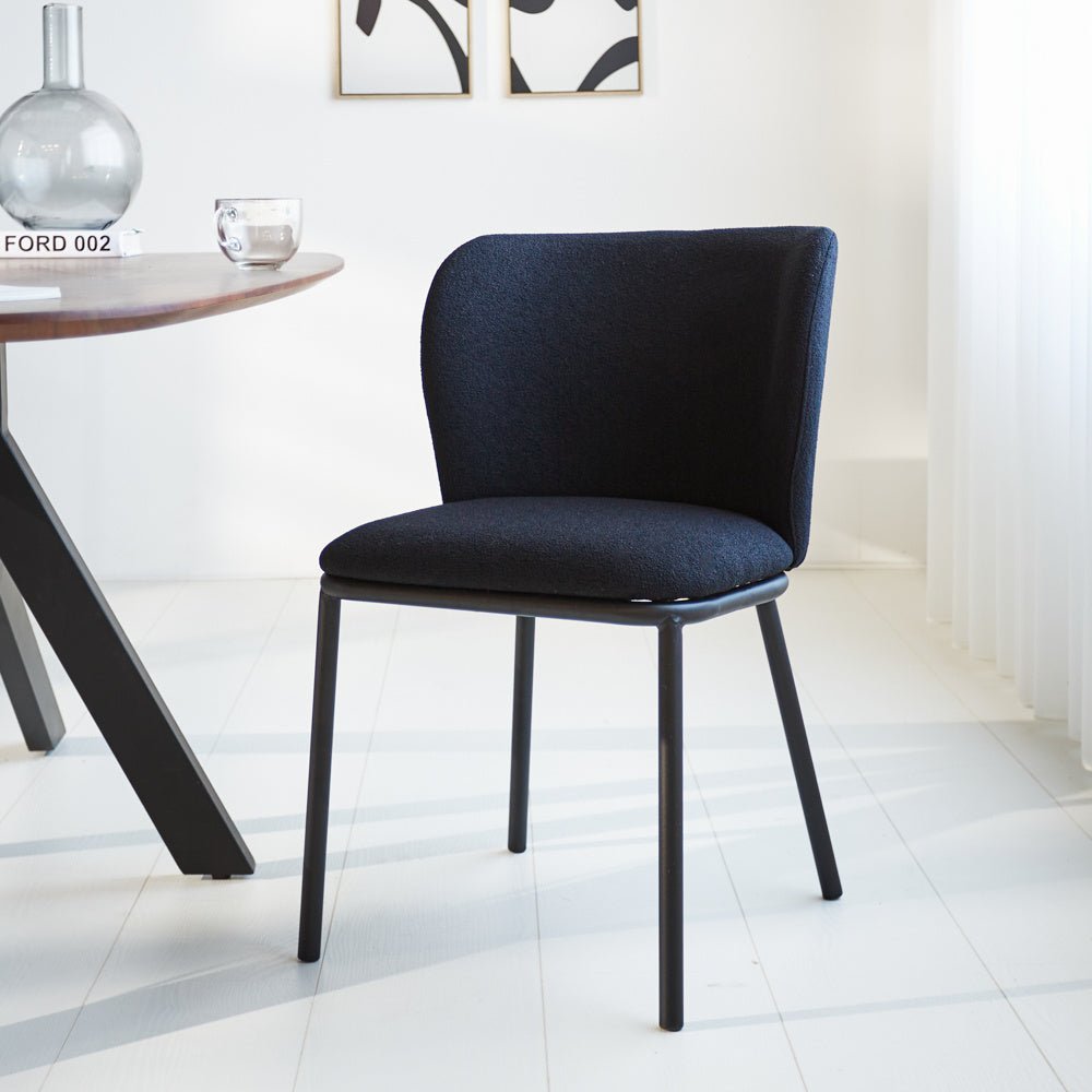 Sedia per sala da pranzo Tess Dimehouse Nero LxPxH 65x62x56 Tessuto Foto atmosferica vista frontale diagonale