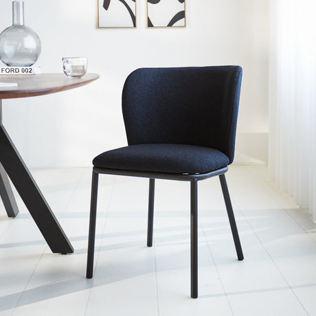 Sedia per sala da pranzo Tess Dimehouse Nero LxPxH 65x62x56 Tessuto Foto atmosferica vista frontale diagonale