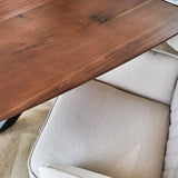 Tavolo da pranzo Parigi Dimehouse Marrone LxPxH 205x105x8 Legno di acacia Dettaglio fotografico atmosferico