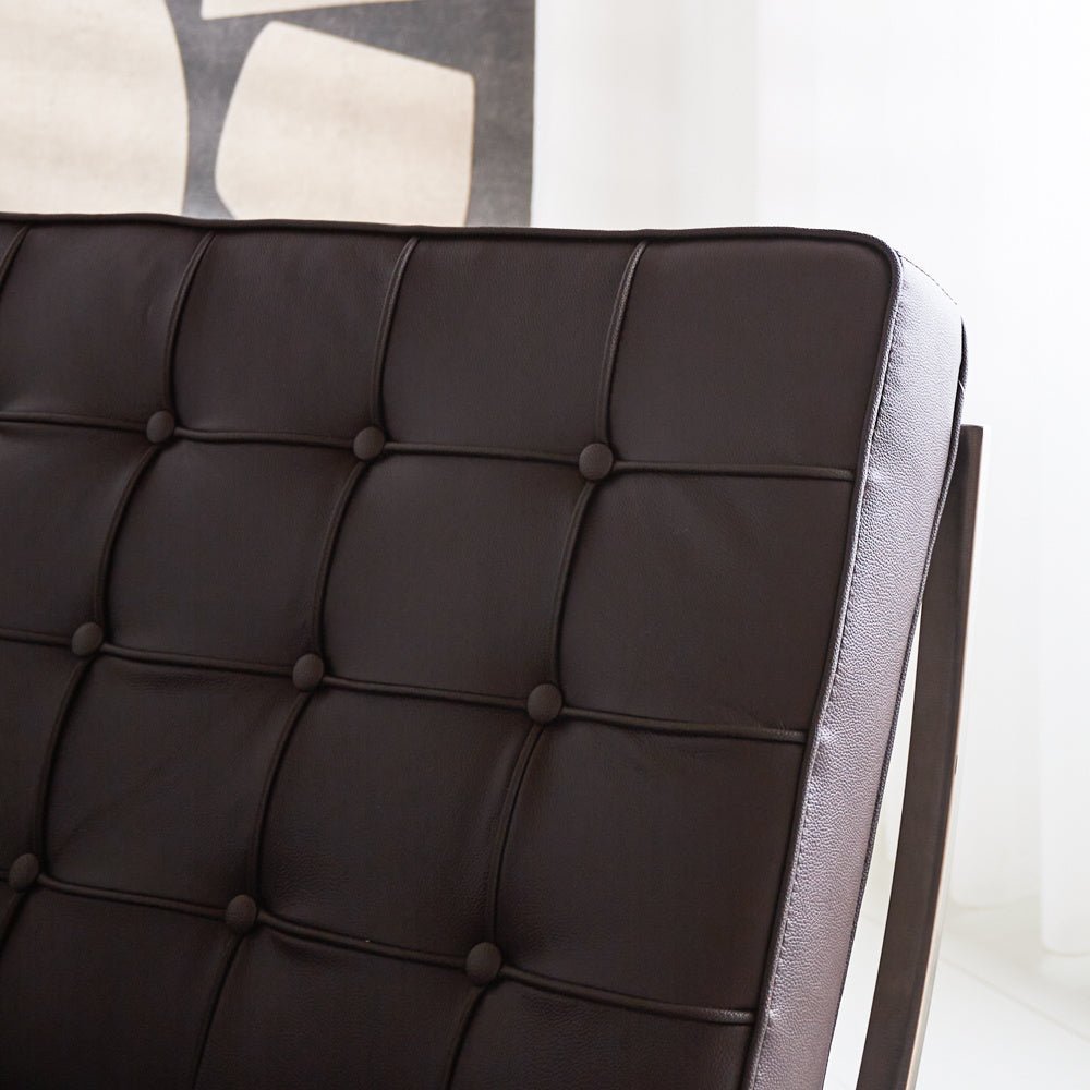 Esposizione di poltrone Dimehouse Marrone LxWxH 80x78x78 Pelle di vacchetta Dettaglio fotografico atmosferico