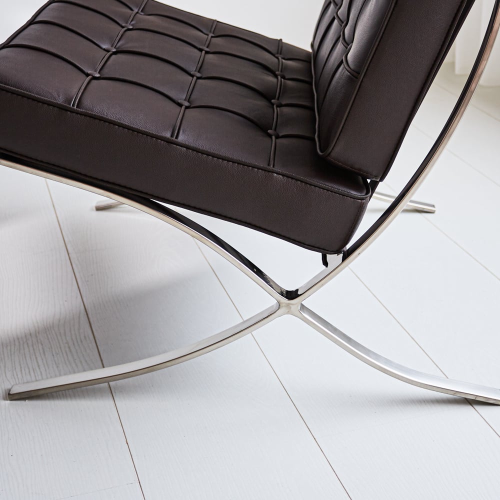 Esposizione di poltrone Dimehouse Marrone LxWxH 80x78x78 Pelle di vacchetta Dettaglio fotografico atmosferico