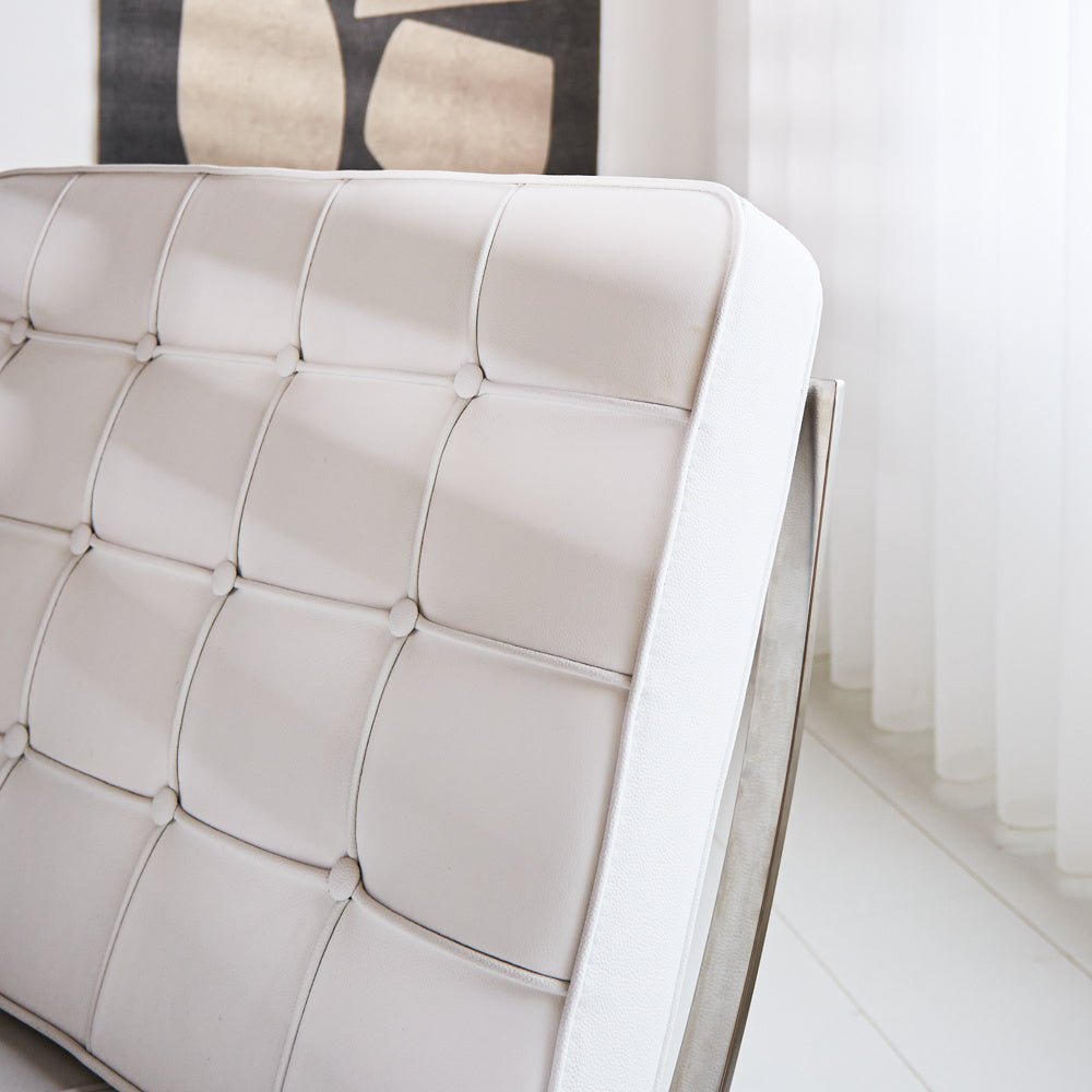 Esposizione di poltrone Dimehouse Bianco LxWxH 80x78x78 Pelle di vacchetta Dettaglio fotografico atmosferico