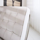 Esposizione di poltrone Dimehouse Bianco LxWxH 80x78x78 Pelle di vacchetta Dettaglio fotografico atmosferico