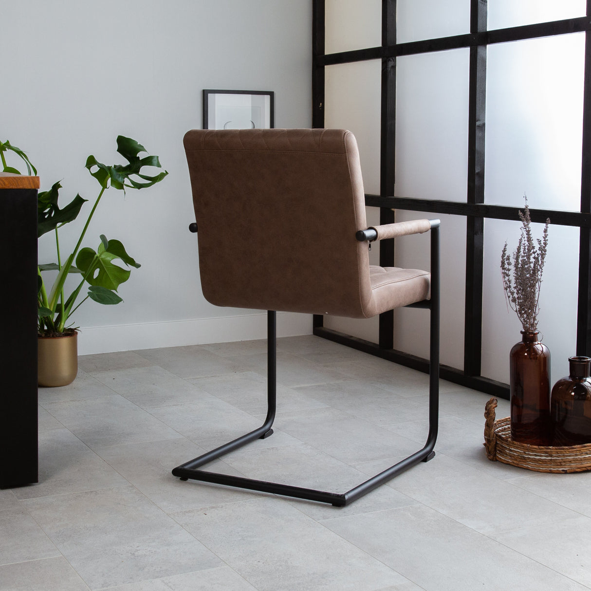 Sedia per sala da pranzo Dean Dimehouse Taupe LxWxH 70x58x57 Tessuto Atmosferica foto diagonale vista posteriore