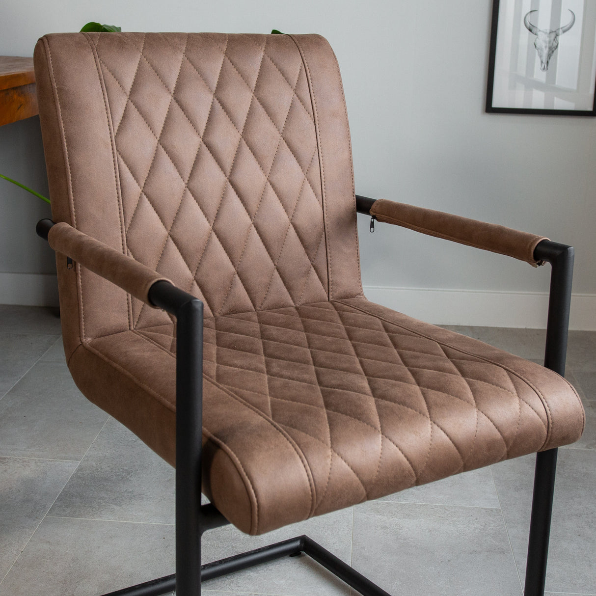 Sedia per sala da pranzo Dean Dimehouse Tortora LxPxH 70x58x57 Tessuto Foto di dettaglio atmosferico