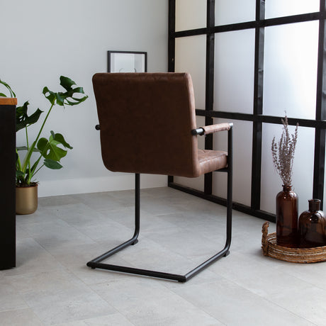 Sedia per sala da pranzo Dean Dimehouse Marrone LxPxH 70x58x57 Tessuto Foto atmosferica diagonale vista posteriore