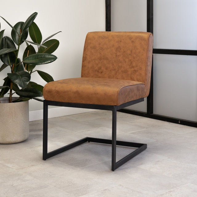 Sedia per sala da pranzo Nathan Dimehouse Cognac LxPxH 75x62x56 Tessuto Foto atmosferica vista diagonale frontale