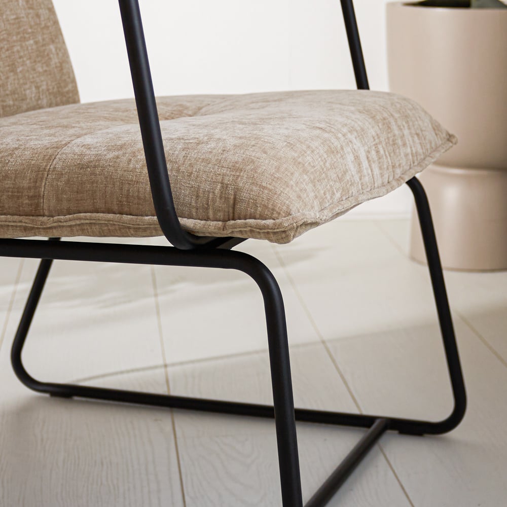 Poltroncina Hailey in ciniglia Dimehouse Beige LxWxH 66x64x37 Tessuto Dettaglio fotografico atmosferico