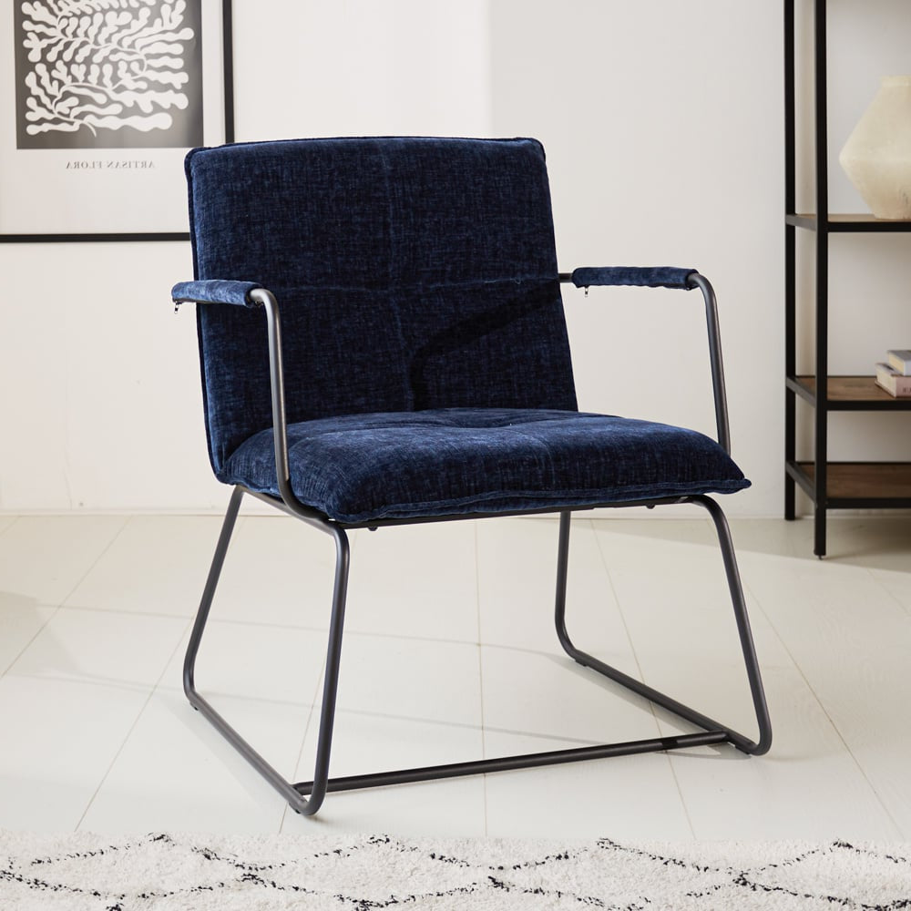 Poltroncina Hailey in ciniglia Dimehouse Blu LxPxA 66x64x37 Tessuto Foto atmosferica vista diagonale frontale