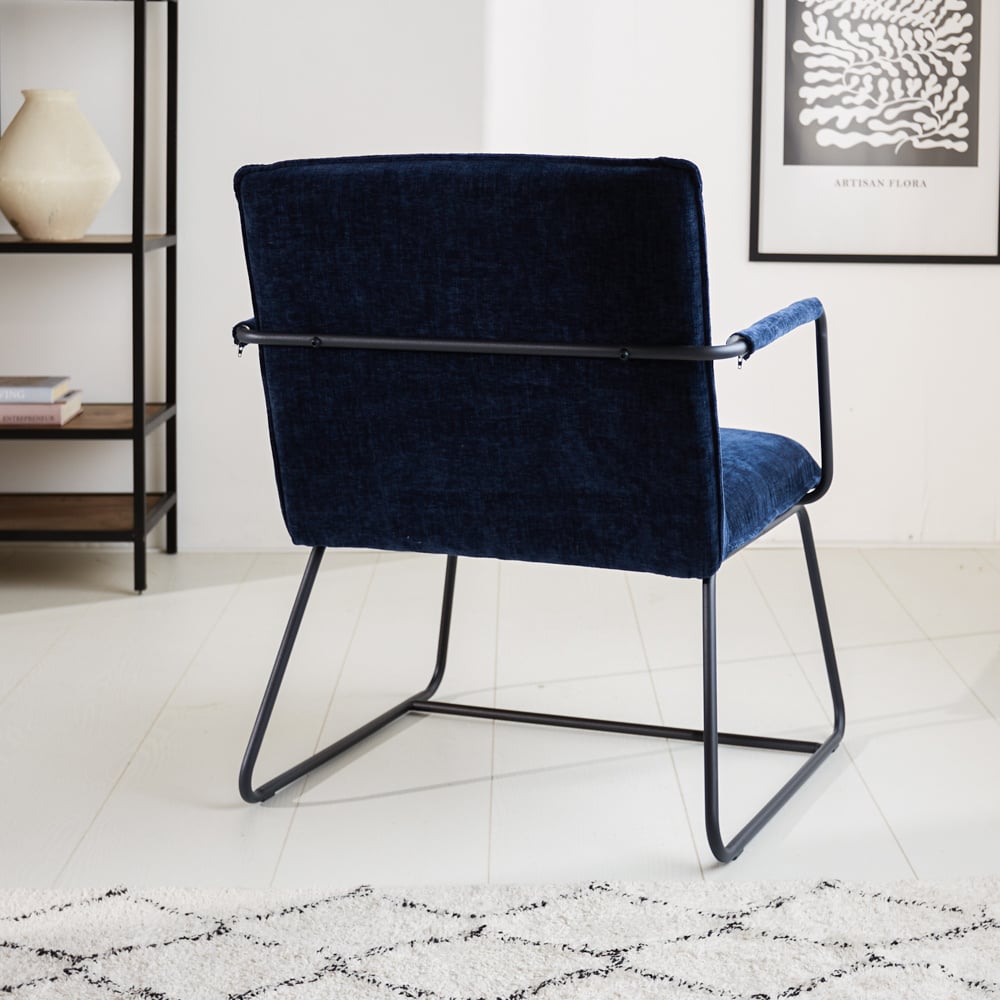 Poltroncina Hailey in ciniglia Dimehouse Blu LxPxH 66x64x37 Tessuto Foto atmosferica diagonale vista posteriore