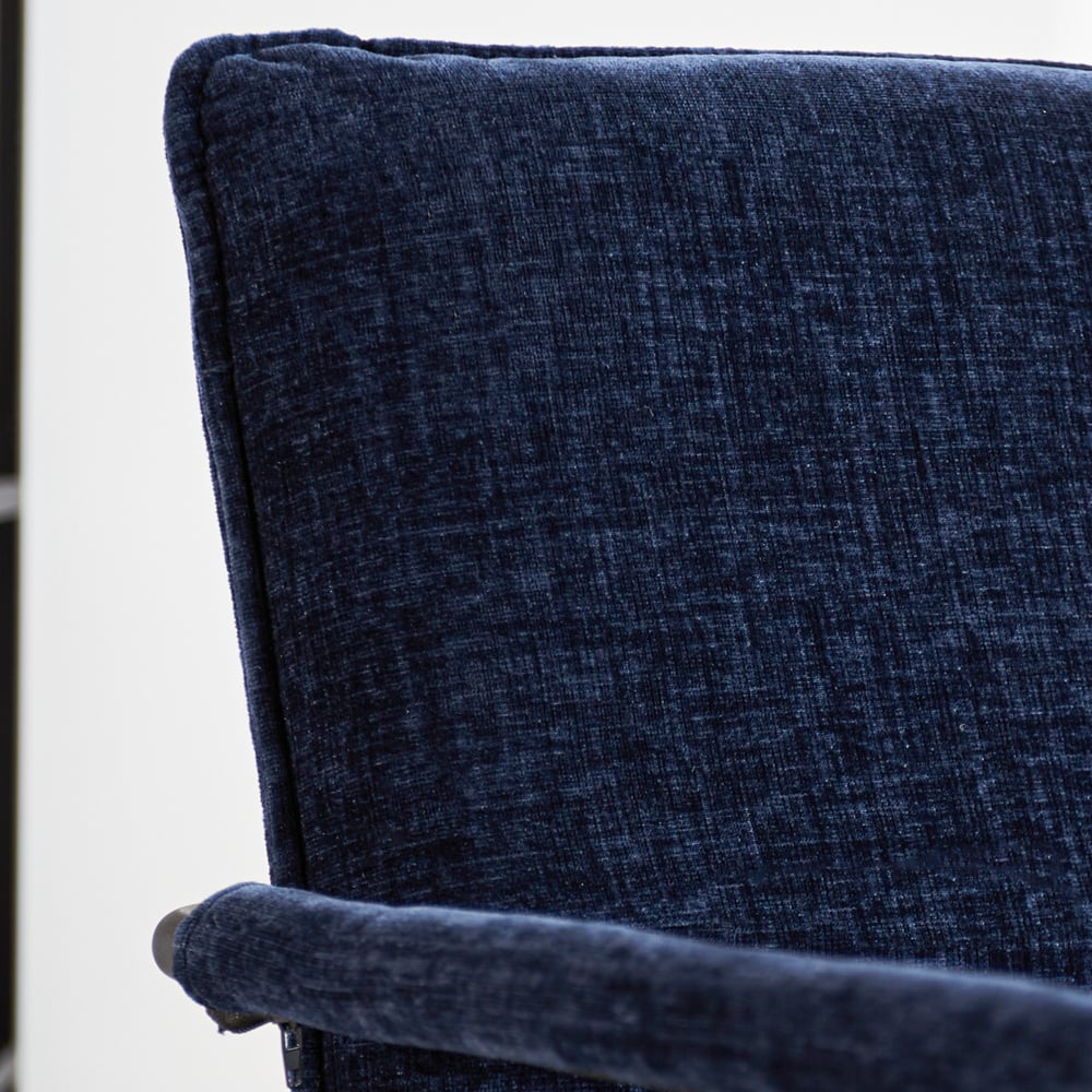 Poltroncina Hailey in ciniglia Dimehouse Blu LxLxH 66x64x37 Tessuto Foto di dettaglio atmosferico