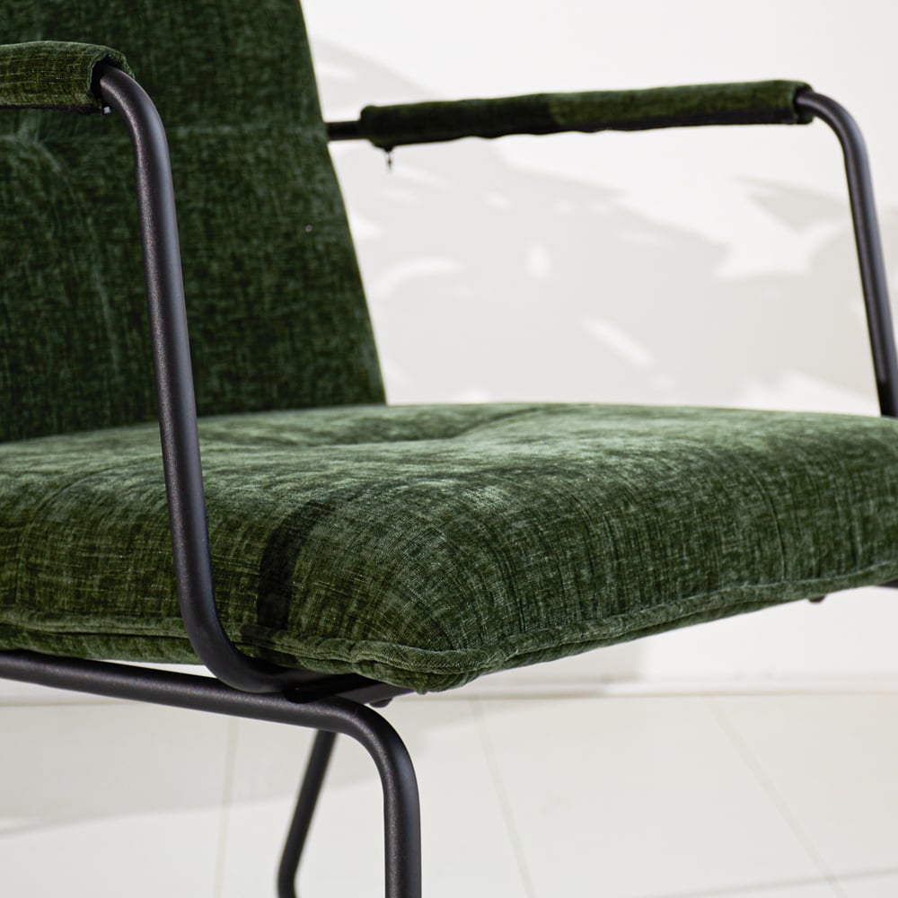 Poltroncina Hailey in ciniglia Dimehouse Tessuto verde scuro LxLxH 66x64x37 Dettaglio fotografico atmosferico