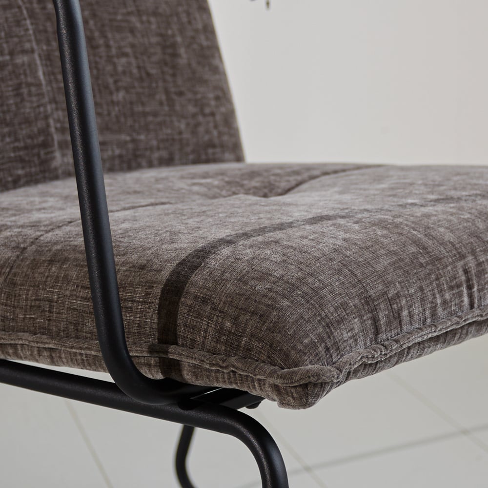 Poltroncina Hailey in ciniglia Dimehouse Tessuto grigio LxPxH 66x64x37 Dettaglio fotografico atmosferico