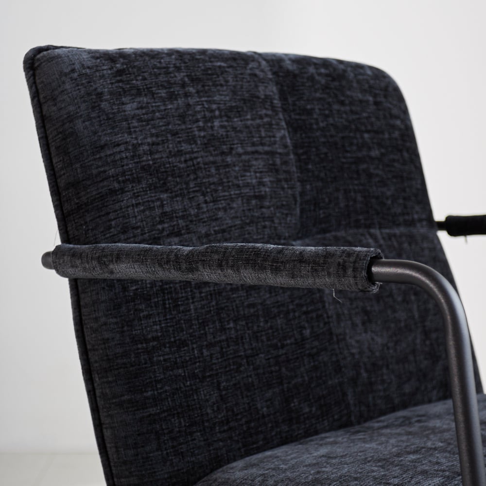 Poltroncina Hailey in ciniglia Dimehouse Nero LxPxH 66x64x37 Tessuto Dettaglio fotografico atmosferico