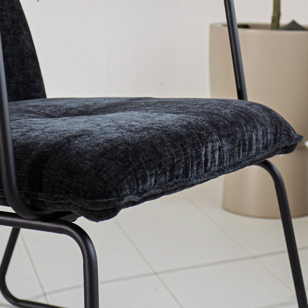 Poltroncina Hailey in ciniglia Dimehouse Nero LxPxH 66x64x37 Tessuto Dettaglio fotografico atmosferico