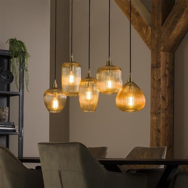 Lampada a sospensione Ella DH Interni Vetro color ambra LxPxH 127x48x27 Vetro color ambra Foto atmosferica vista frontale diagonale