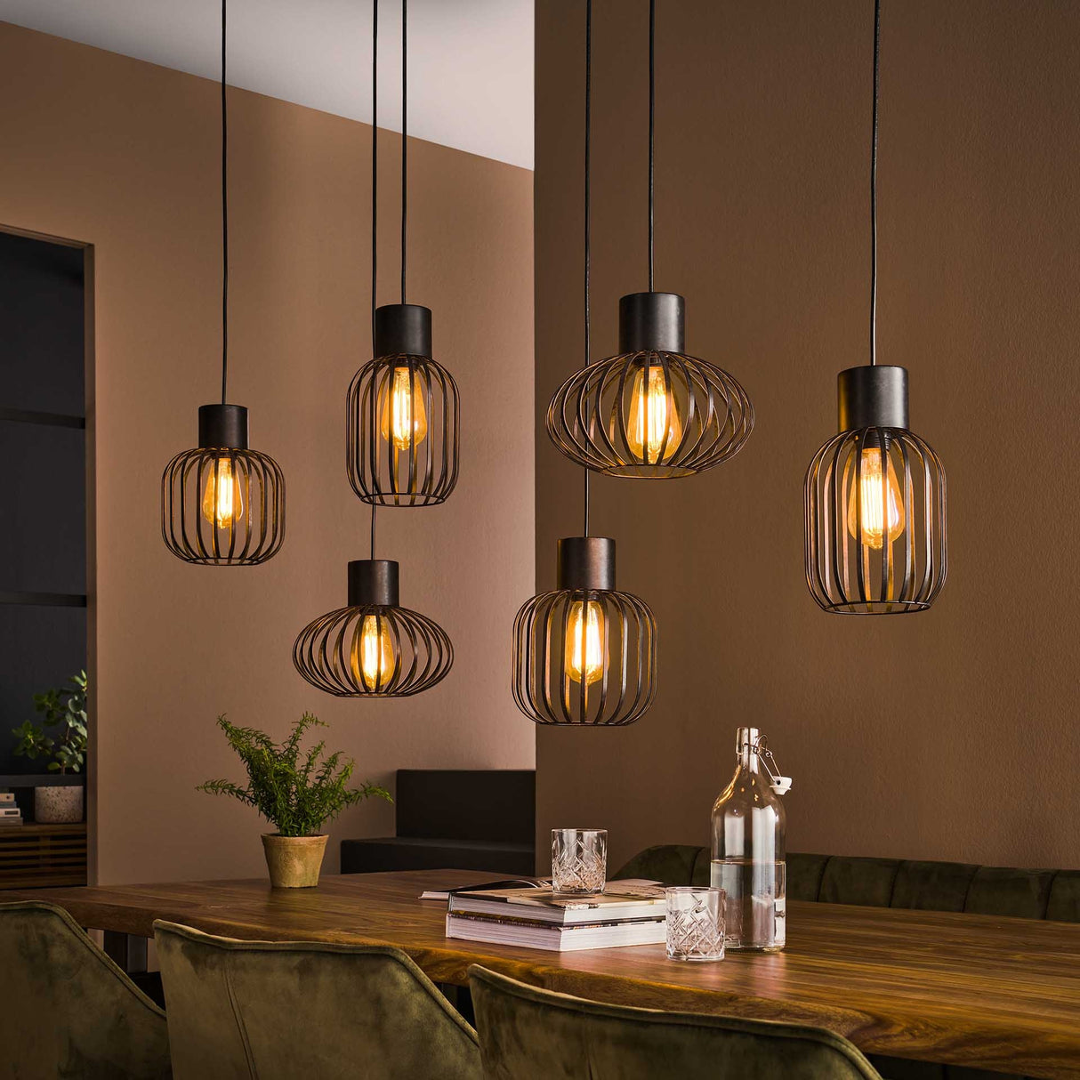 Lampada a sospensione Luise DH Interior Carbone LxPxA 143x28x24 Metallo Foto atmosferica in situazione