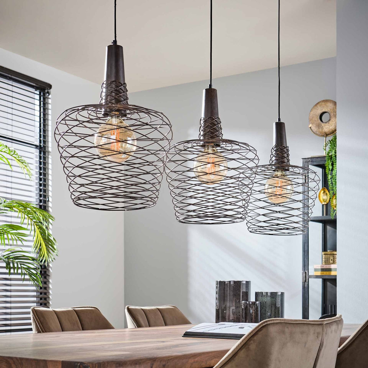 Lampada a sospensione Luki DH Interior Rame Metallo Foto atmosferica vista frontale diagonale