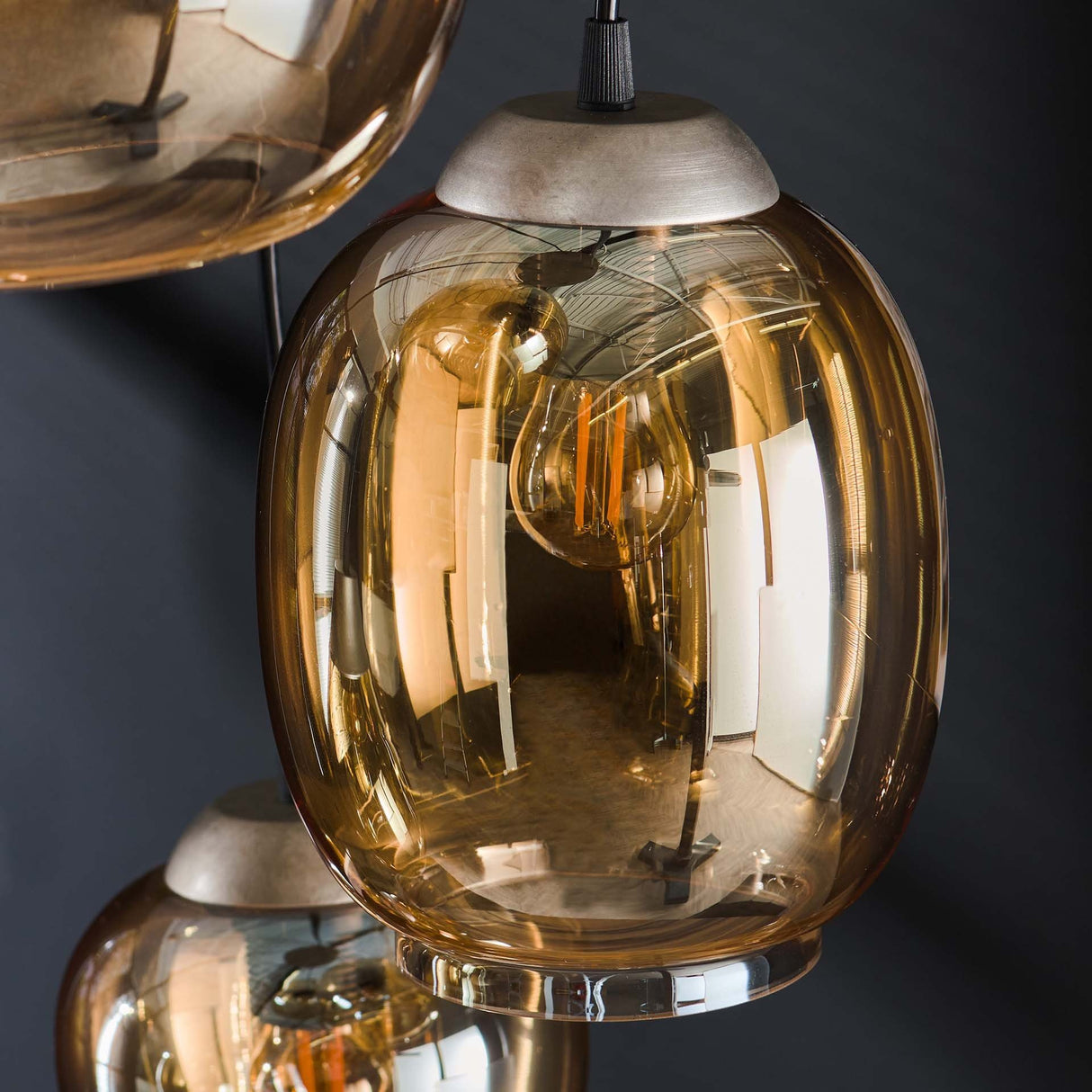 Lampada a sospensione Felien Amber DH Interno Vetro color ambra LxPxH 59x59x32 Glass Atmosphere foto dettaglio