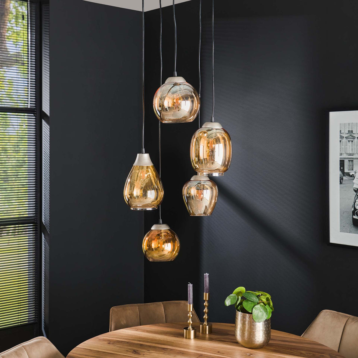 Lampada a sospensione Felien Amber DH Interno Vetro color ambra LxLxH 59x59x32 Vetro Foto atmosferica vista frontale diagonale