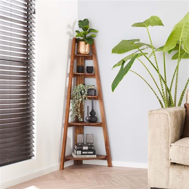 Scaffale angolare Jess DH Interior Acacia LxPxH 135x50x12 Legno di acacia Foto atmosferica vista frontale diagonale