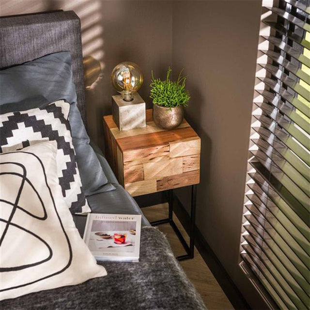 Comodino Anna-Sophie DH Interior Acacia LxLxH 44x35x28 Legno di acacia Foto atmosferica vista frontale diagonale