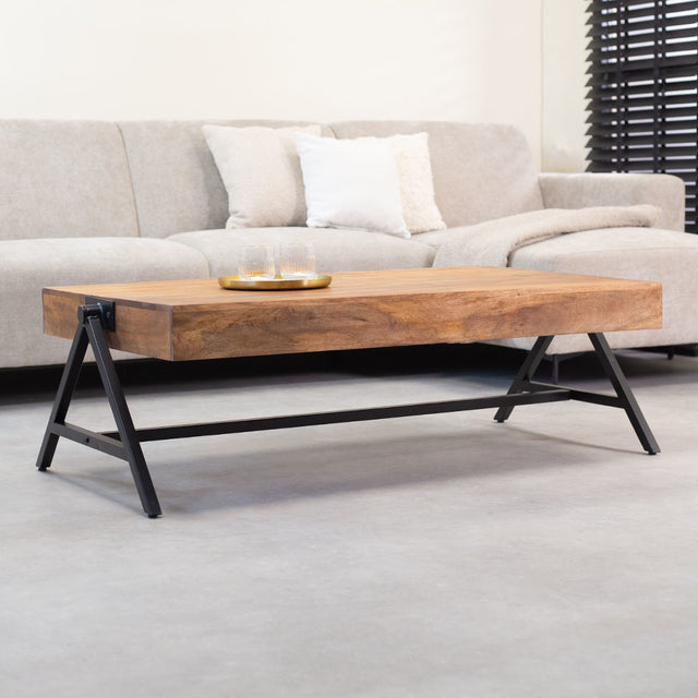 Tavolino Avia Dimehouse Marrone LxPxH 125x80x16 Legno di mango Foto atmosferica vista frontale diagonale