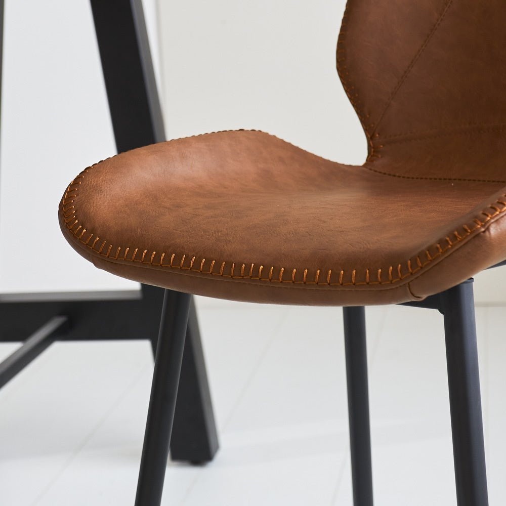 Sgabello da bar Beau in pelle artificiale Dimehouse Cognac LxLxH 84x54x52 Ecopelle Dettaglio fotografico atmosferico