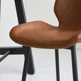 Sgabello da bar Beau in pelle artificiale Dimehouse Cognac LxLxH 84x54x52 Ecopelle Dettaglio fotografico atmosferico