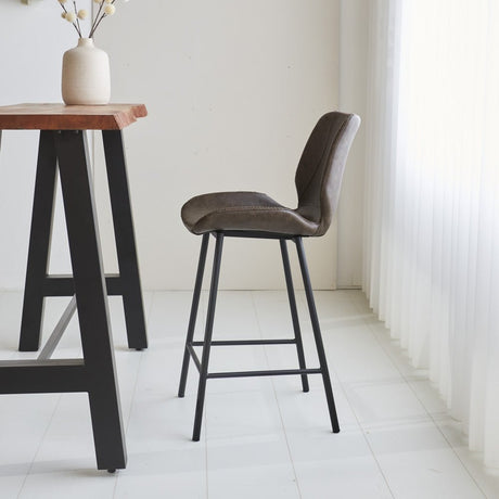 Sgabello da bar Beau in pelle artificiale Dimehouse Taupe LxWxH 84x54x52 Ecopelle Foto atmosferica vista laterale