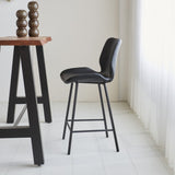 Sgabello da bar Beau in pelle artificiale Dimehouse Nero LxPxH 84x54x52 Ecopelle Foto atmosferica vista laterale