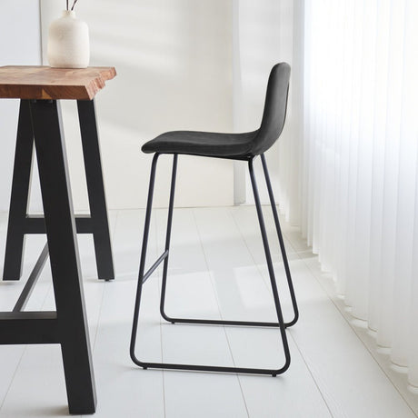 Sgabello da bar Brentt Dimehouse Antracite LxPxH 84x60x49 Microfibra Foto atmosferica vista laterale