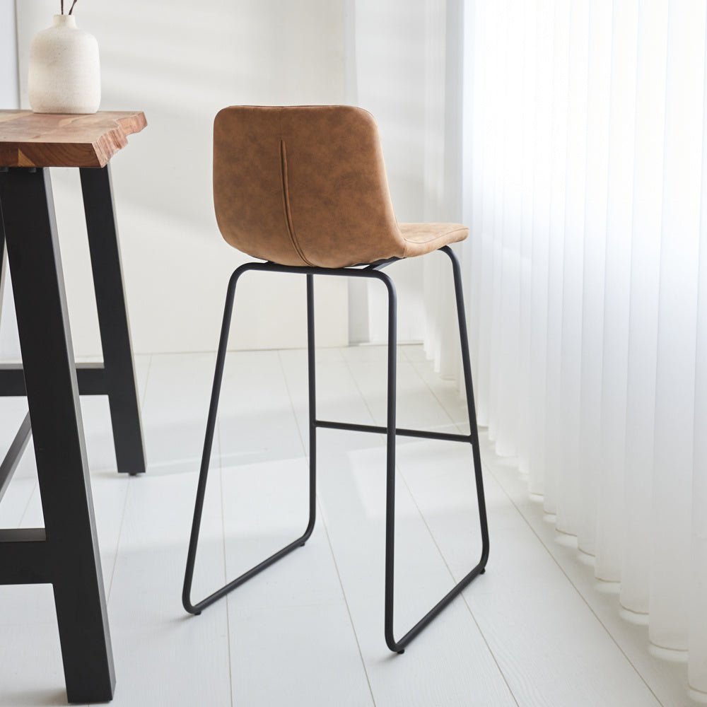 Sgabello da bar Brentt Dimehouse Cognac LxLxH 84x60x49 Microfibra Foto atmosferica diagonale vista posteriore